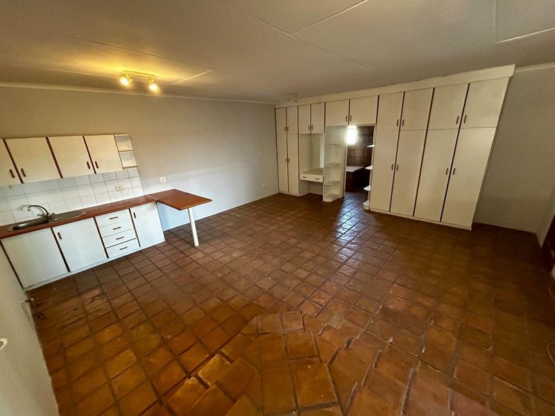 Situated on an erf of more than 2000m2 in an increasingly popular area, this home offers space and comfort. - Photo 9