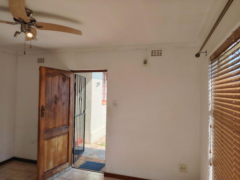 Two-bedroom garden cottage with separate entrance - Photo 2