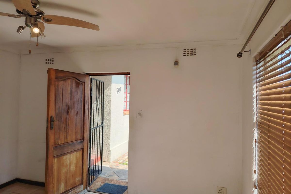 Two-bedroom garden cottage with separate entrance - Photo 2