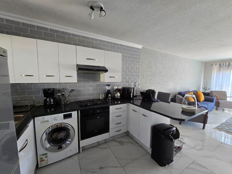Townhouse For Sale in New Market Park, New Market, Alberton - Photo 5
