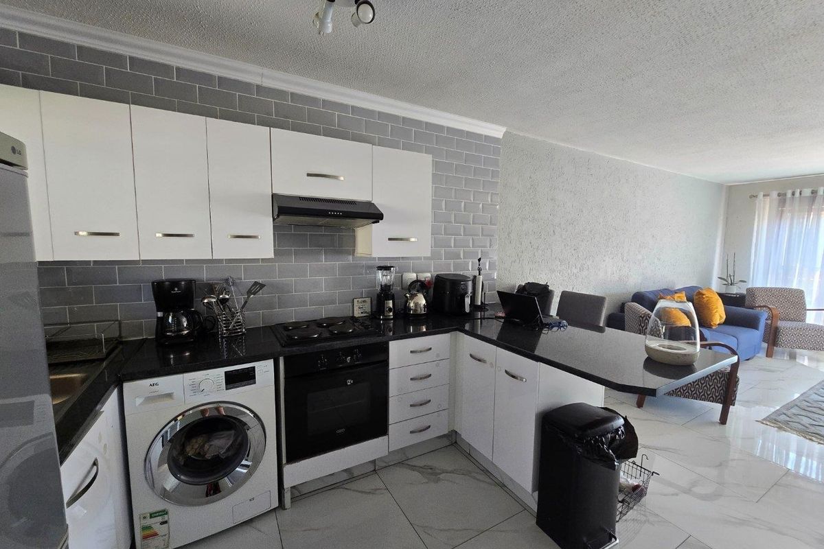 Townhouse For Sale in New Market Park, New Market, Alberton - Photo 5