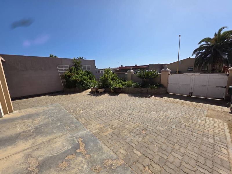 Massive 4-bedroom, 3-bathroom house for sale in Henties Bay Noord Buin - Photo 6