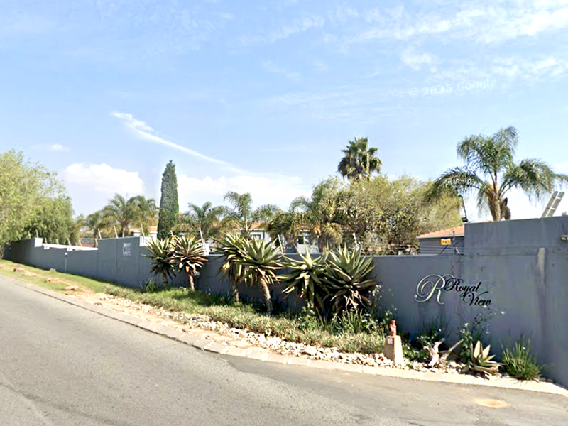 Extremely neat and sunny unit available in Radiokop. - Photo 1