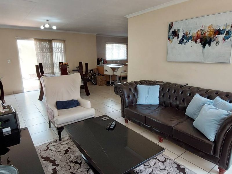 3-Bedroom Home in Secure Complex - Photo 2