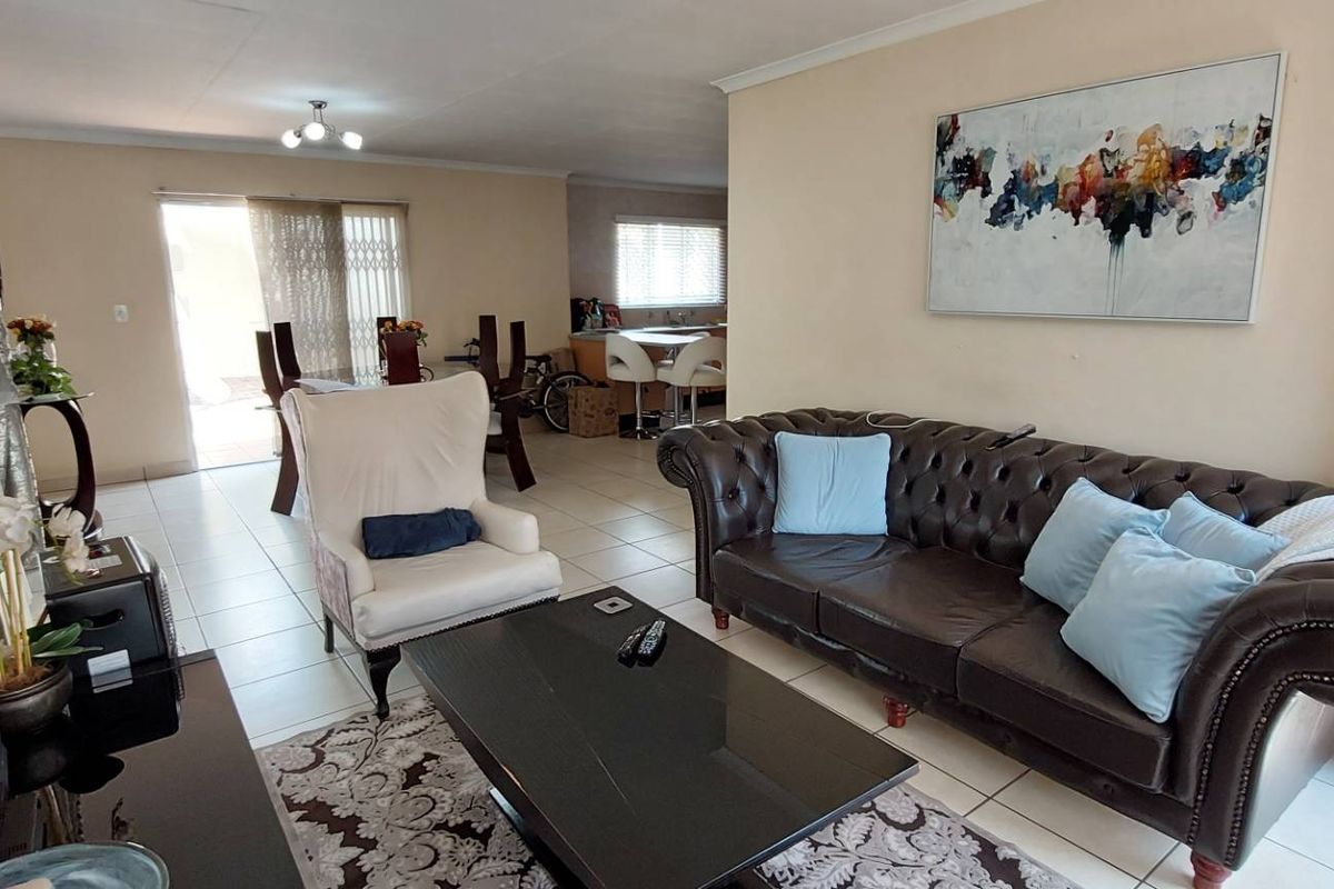 3-Bedroom Home in Secure Complex - Photo 2