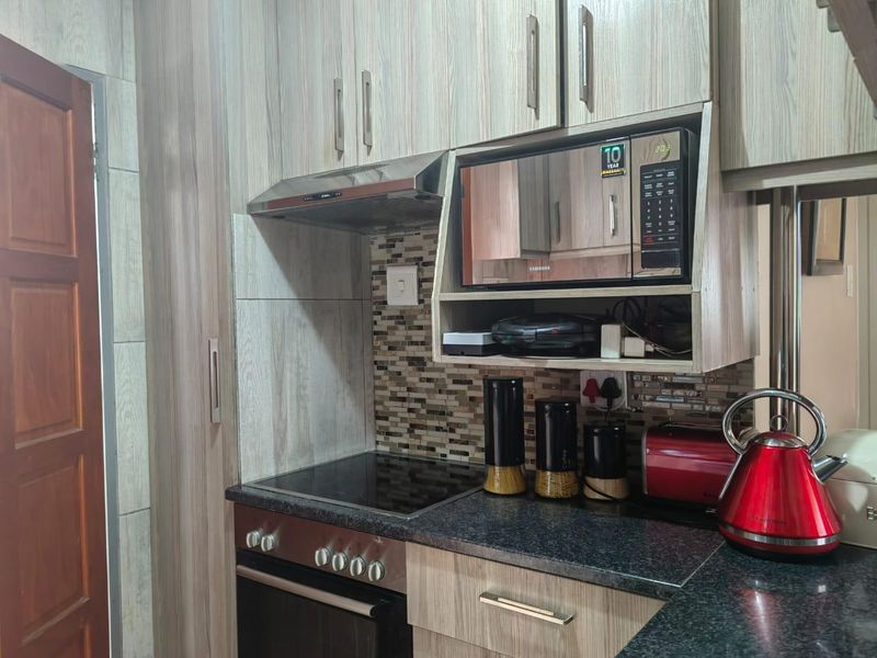 Clayville-Neat Property for R 860 000 - Photo 7