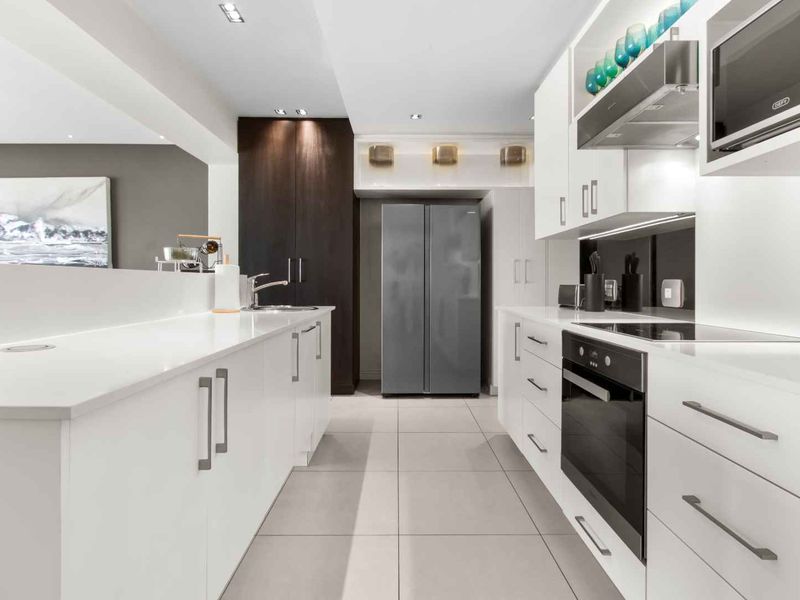 Ultimate Luxury Apartment for Sale in Ebotse Golf & Country Estate, Rynfield - Photo 4