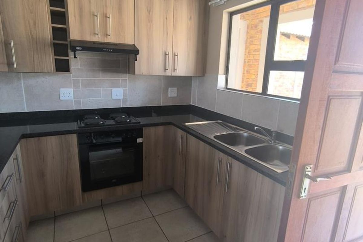 MODERN TOWNHOUSE IN RIVERSDALE, MEYERTON,MIDVAAL - Photo 5