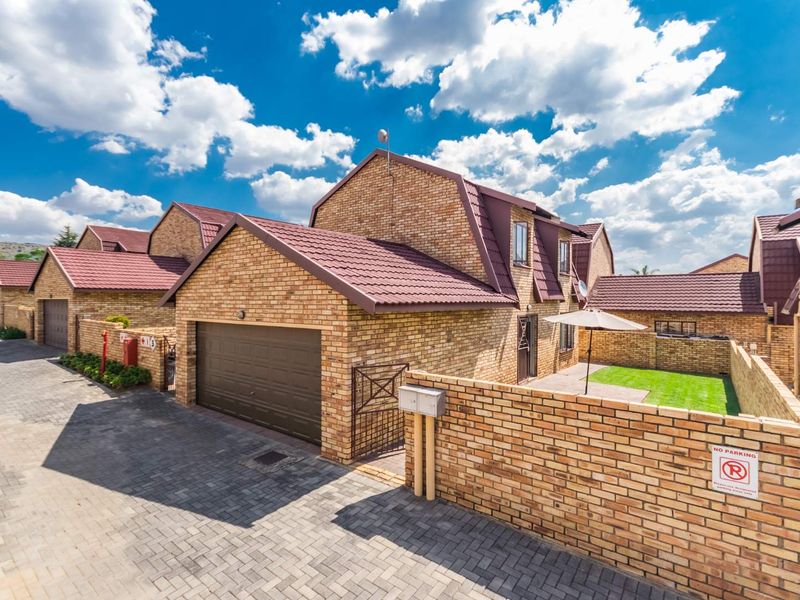 Dream Big - 5-bedroom duplex awaits in a secure complex in Willowbrook - Photo 6