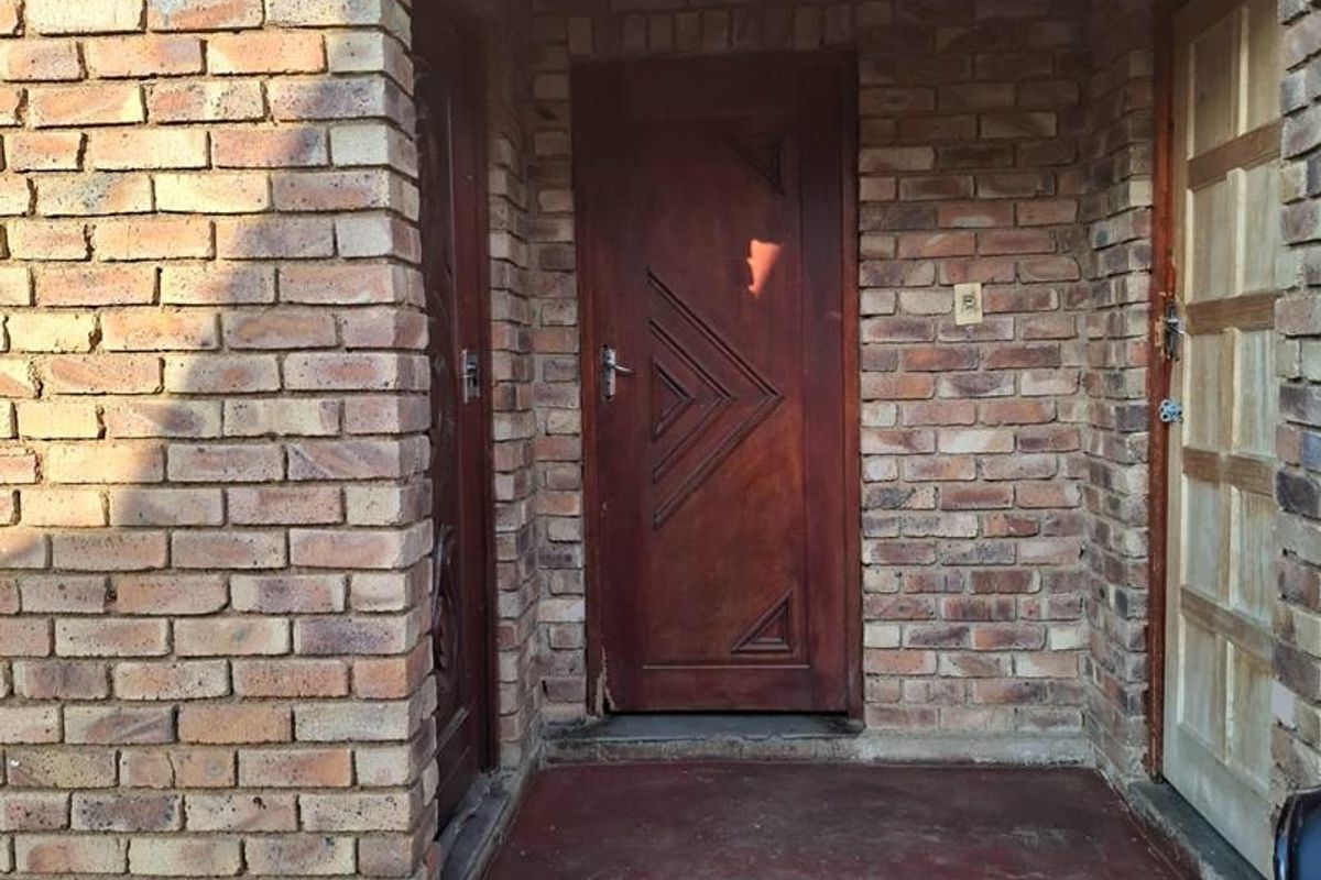 5 bedrooms house for sale in Soshanguve gg - Photo 4