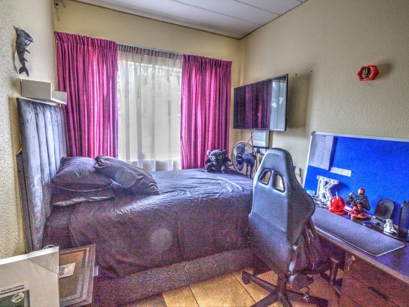 Neat Ground Floor Townhouse in Secure Boomed Area - Photo 5