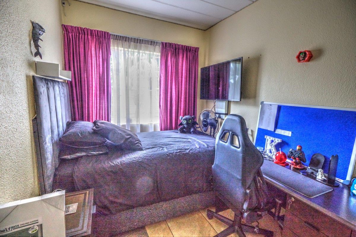 Neat Ground Floor Townhouse in Secure Boomed Area - Photo 5