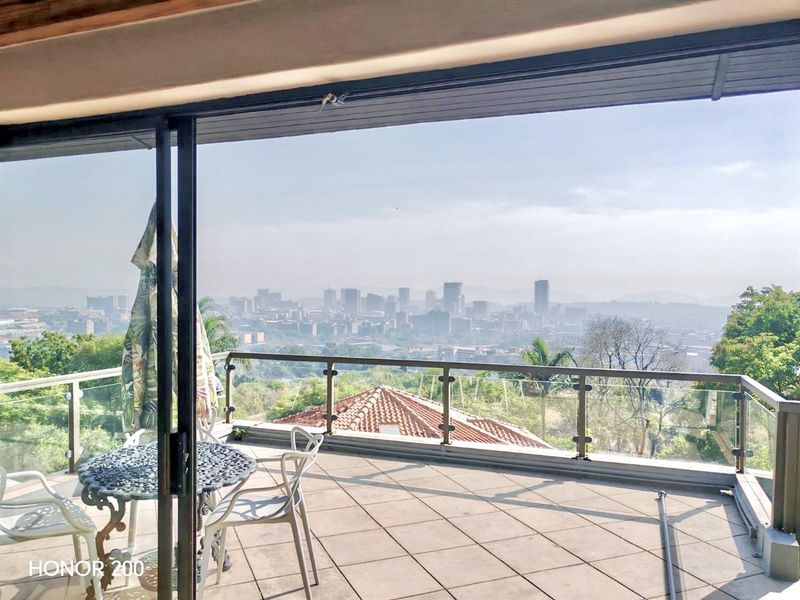 Executive Modern Apartment with Panoramic Views - Groenkloof - Ideal for Single Professional or Embassy - Photo 1