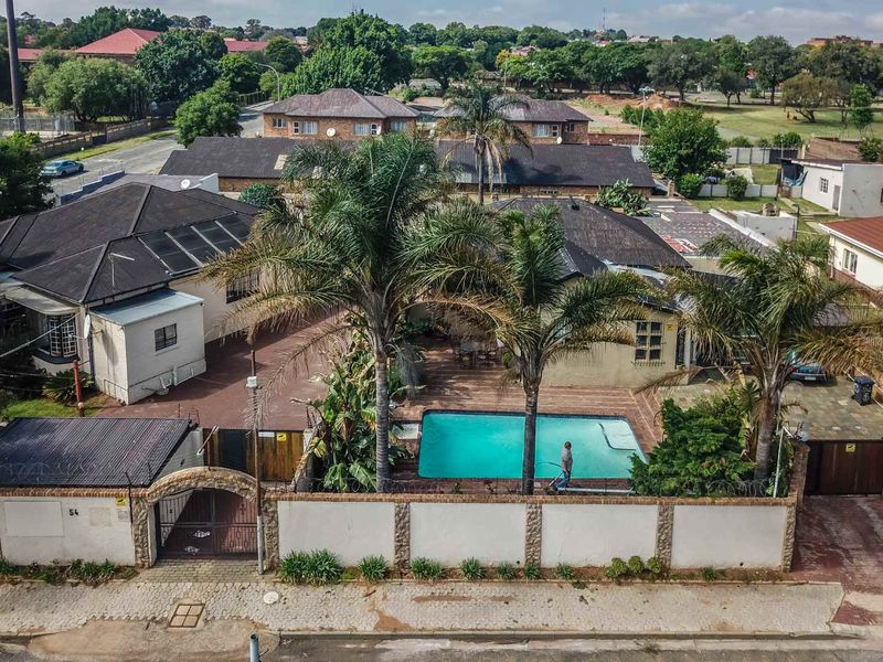 One of a kind - 8 home compound with 34 private rooms and multiple dwellings for sale in The Hill, Johannesburg South - Photo 5