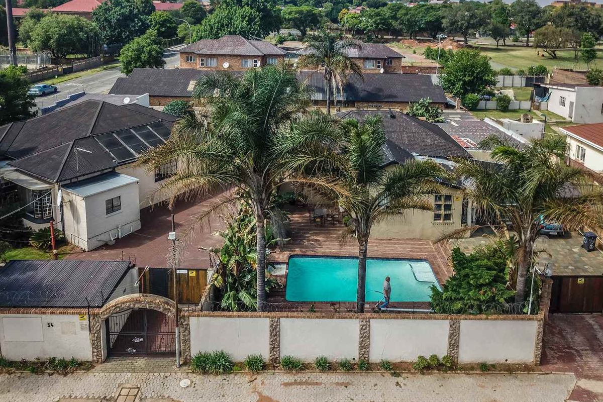 One of a kind - 8 home compound with 34 private rooms and multiple dwellings for sale in The Hill, Johannesburg South - Photo 5