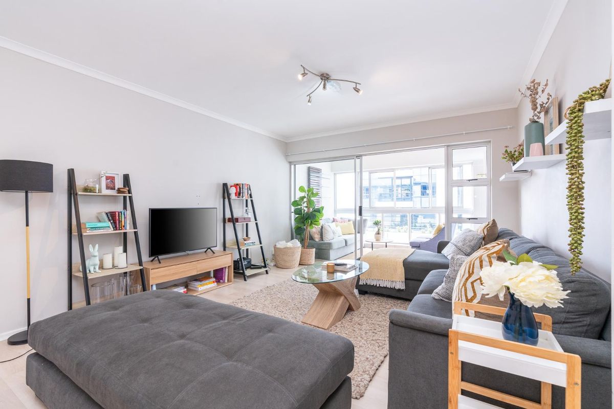 Spacious 3 bedroom Sea Point - Photo 3