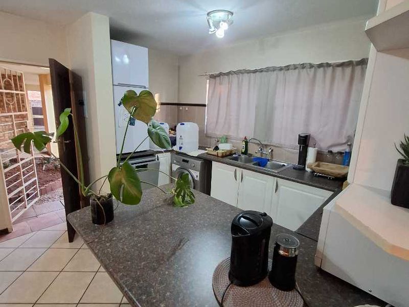 2 Bedroom unit in Olympus, Faerie Glen - Photo 9