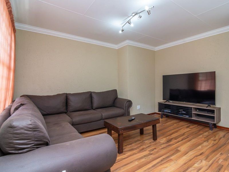 Chic Townhouse Perfect for First-Time Buyers & Downsizers! - Photo 4