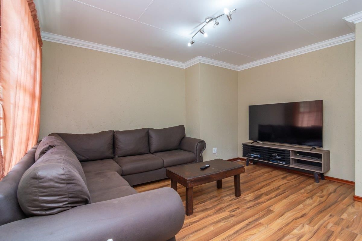 Chic Townhouse Perfect for First-Time Buyers & Downsizers! - Photo 4