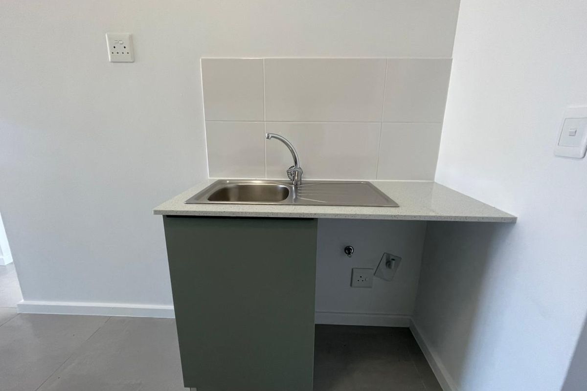 Brand New 2-Bedroom Apartment for Sale – River Views, Rivergate - Photo 3