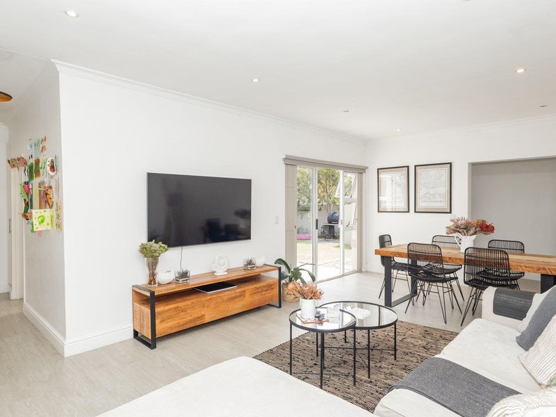 Sunny single story family home. - Photo 6