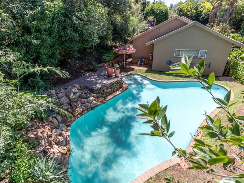 **Stunning Four-Bedroom Home with Lush Garden in Prime Location** - Photo 4