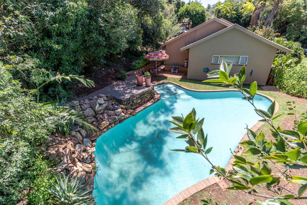 **Stunning Four-Bedroom Home with Lush Garden in Prime Location** - Photo 4