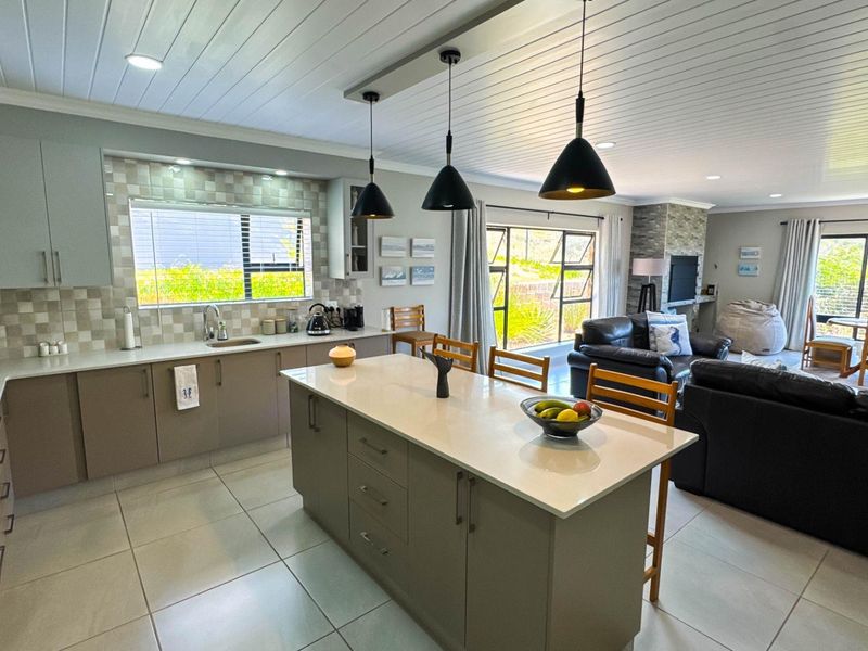 Coastal Living Redefined: Spacious Duet with Scenic Vistas! - Photo 5