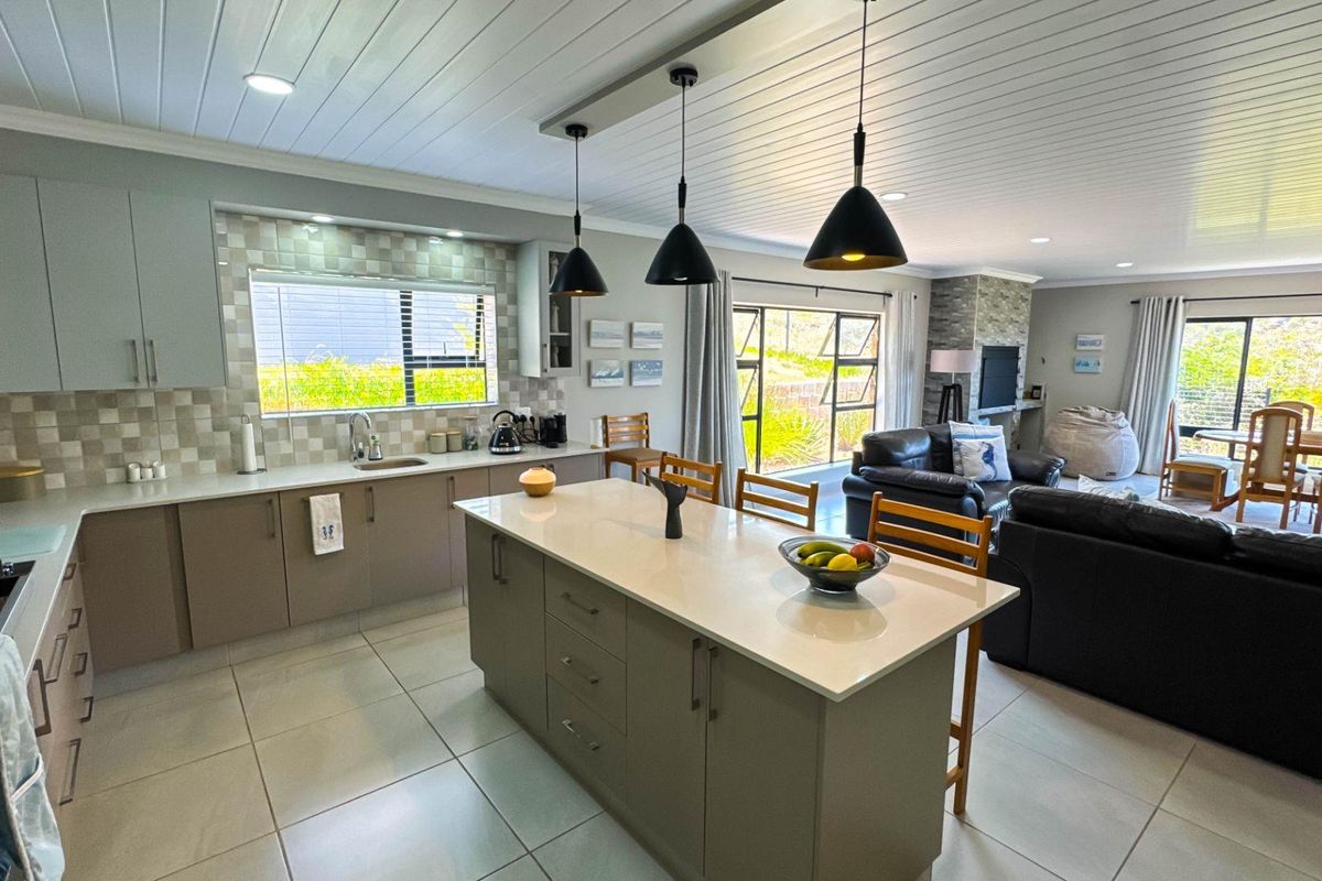 Coastal Living Redefined: Spacious Duet with Scenic Vistas! - Photo 5