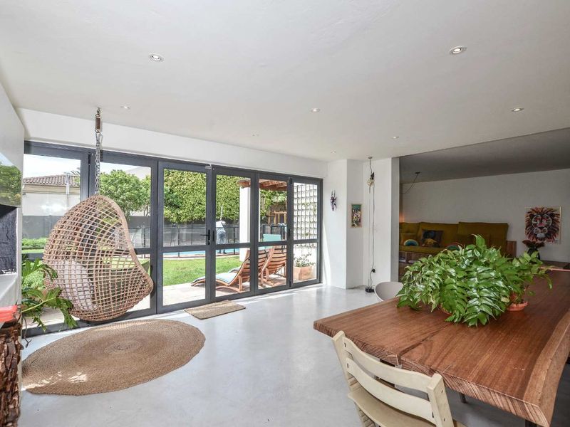 Spacious Beachside Family Retreat – 350m from the Ocean - Photo 6