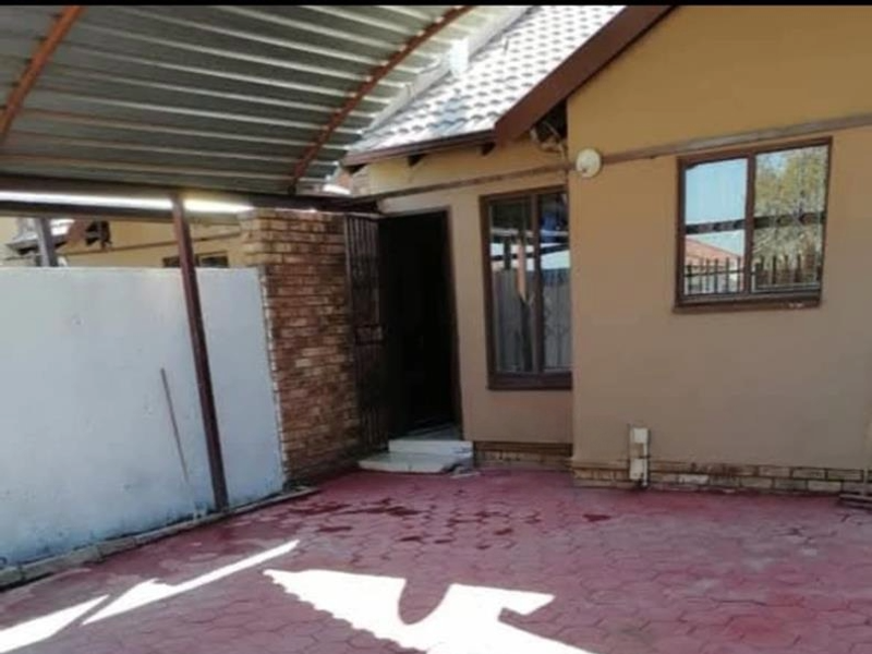 2 bedrooms house to rent in Soshanguve VV - Photo 2