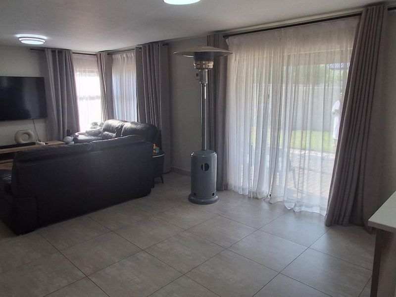 Open-Plan Elegance Meets Pristine Bushveld Living - Photo 5