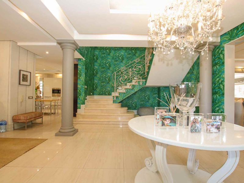 State of the art  mansion in magnificent Milkwood Drive. - Photo 3