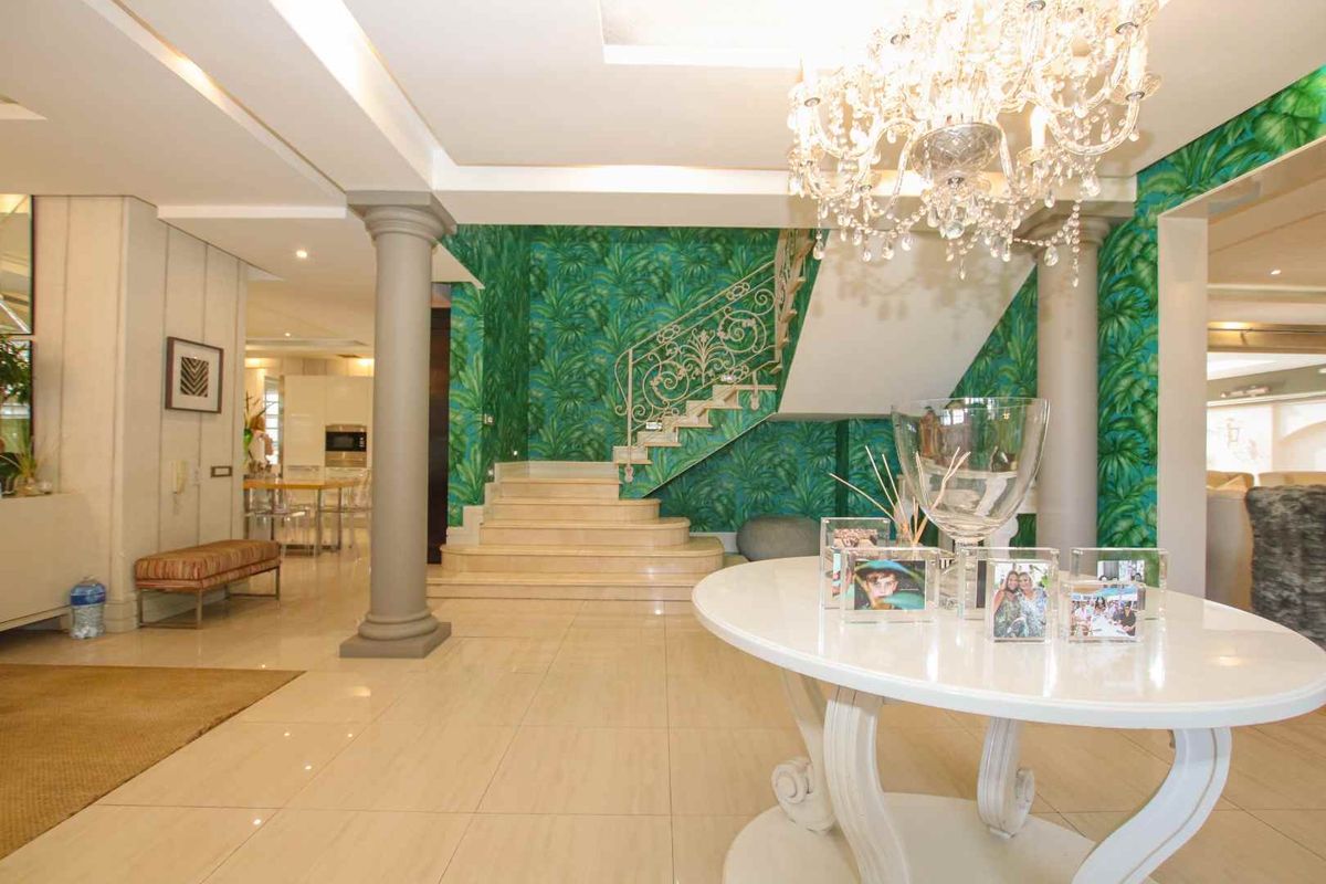 State of the art  mansion in magnificent Milkwood Drive. - Photo 3