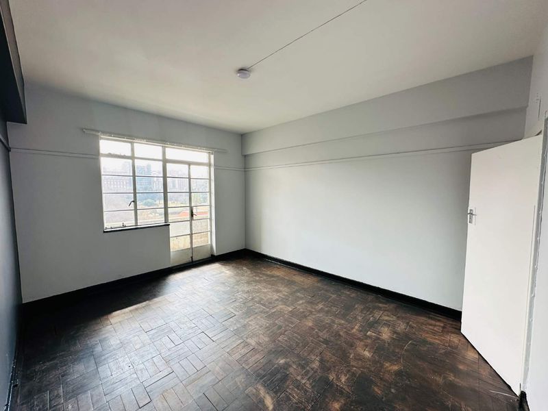 Secure Living: 24/7 Security & Easy Commute! - Photo 4