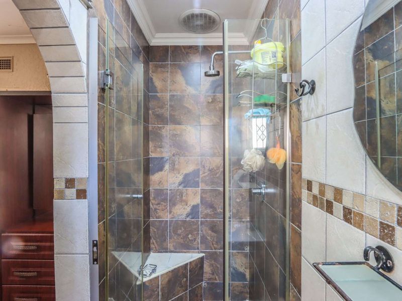 Spacious 4-Bedroom Family Home with Granny Flat, Pool & Entertainment Area - Photo 7