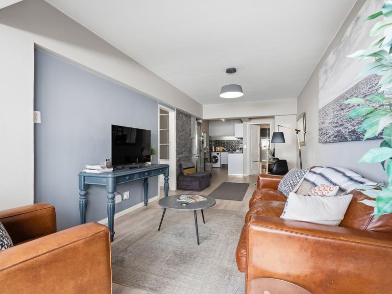 Stunning 1-Bedroom Ocean View Apartment in Mouille Point - Photo 4