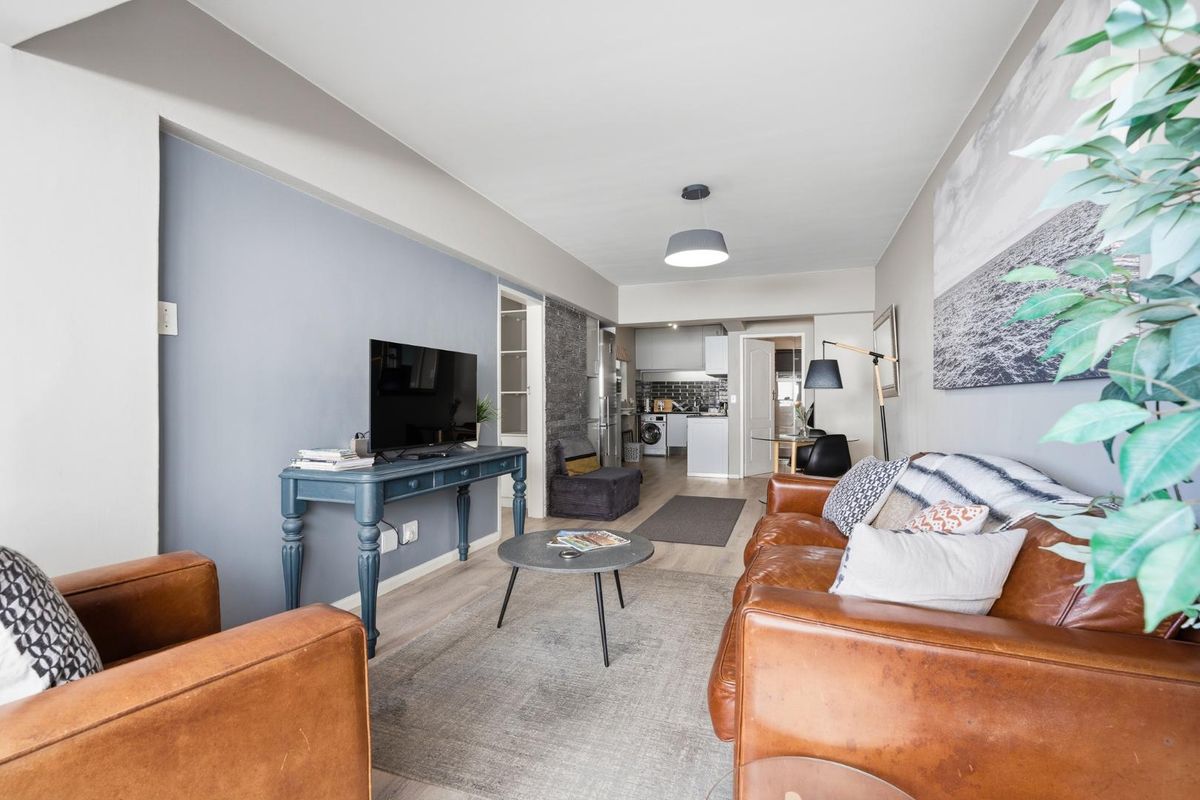 Stunning 1-Bedroom Ocean View Apartment in Mouille Point - Photo 4