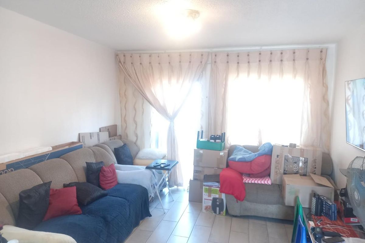 Lovely 1 bedroom apartment in Weltevreden Park. - Photo 5