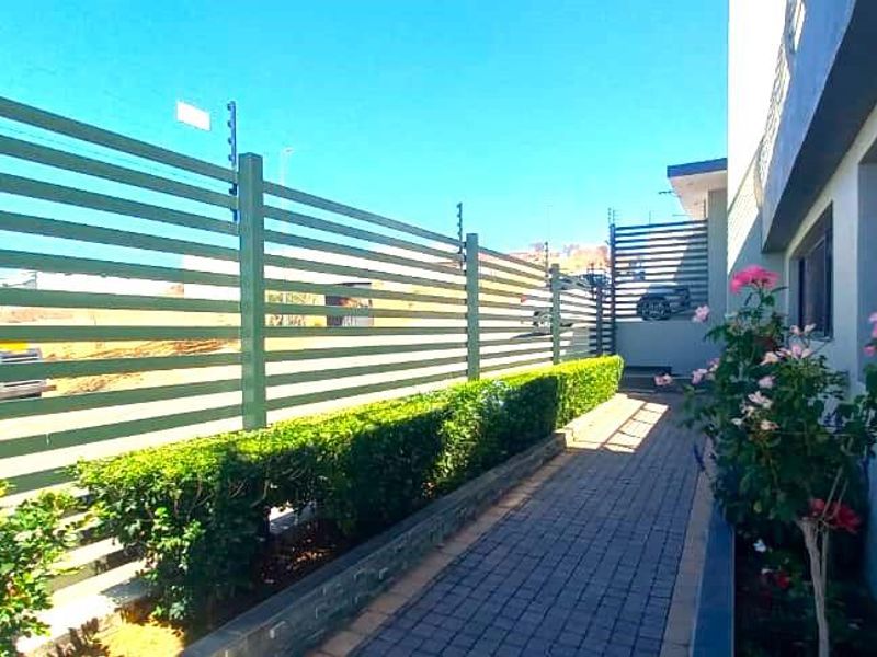 Modern Upmarket living on the Hill with 360' views over Windhoek - Photo 8