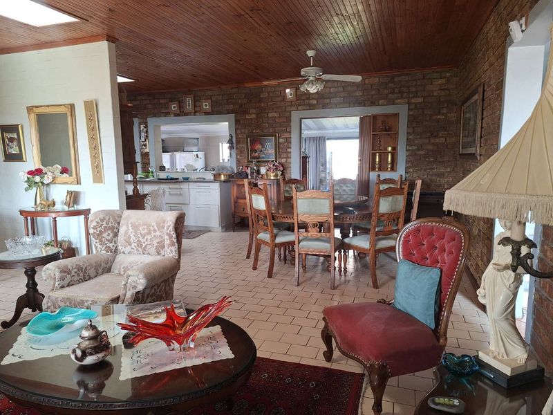 Charming 4 Bedroom Home in Boggomsbaai: Perfect for Reirement or Family Retreat - Photo 9