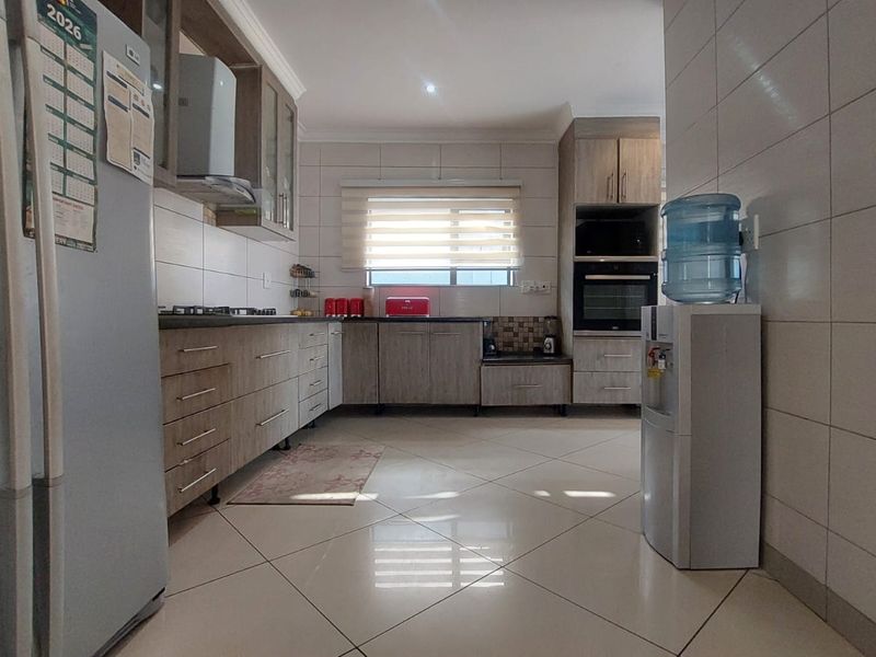 Perfect Family Home: Spacious, Secure, and Close to Amenities - Photo 8