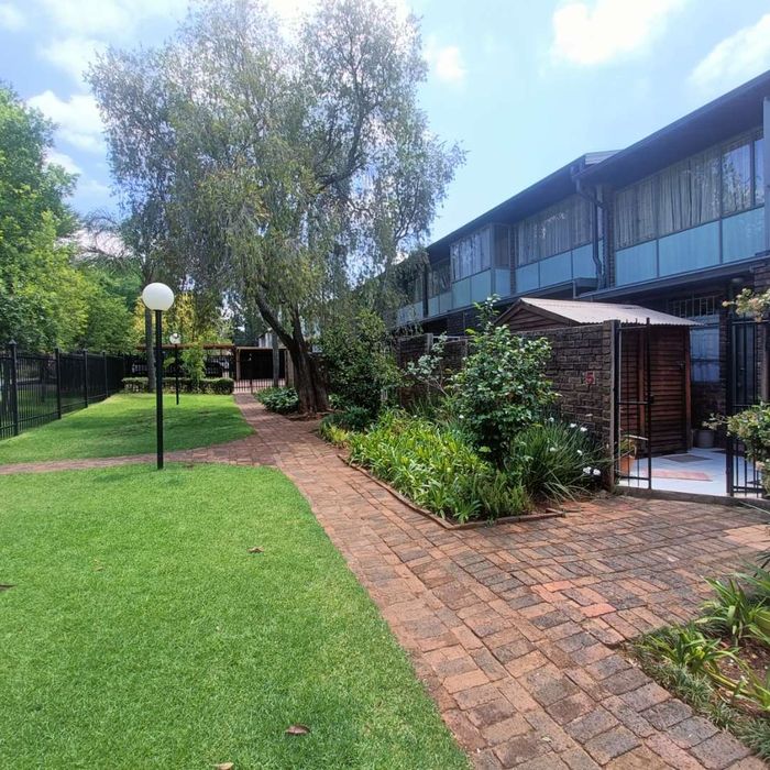 Property #2199478, Townhouse Pending Sale in Clubview