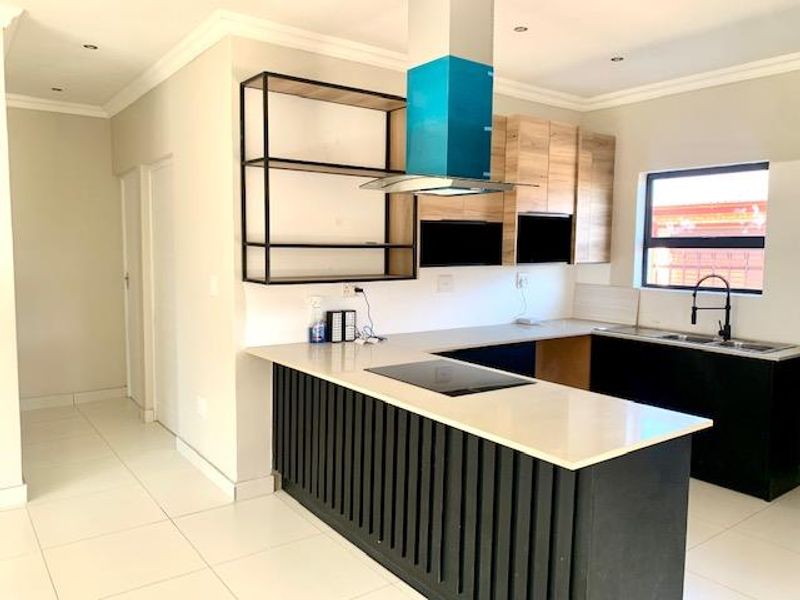 MODERN FAMILY HOUSE IN THABA NCHU - Photo 6