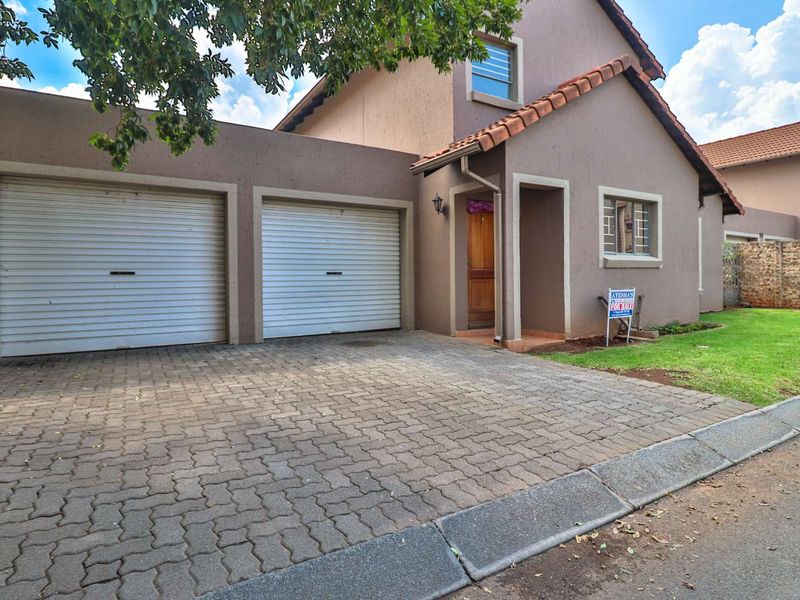 Blue Lakes Estate: Where Comfort Meets Convenience in Blue Lakes Estate - Photo 2