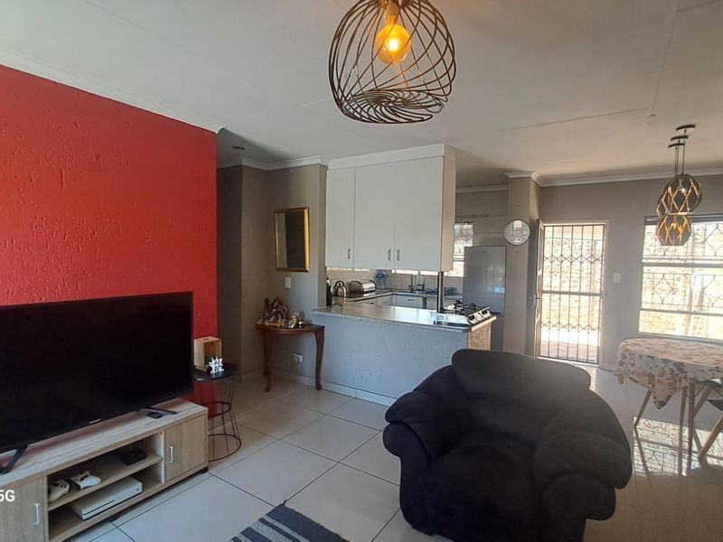 Well located 3 Bedroom/2 Bathroom simplex unit - Photo 5