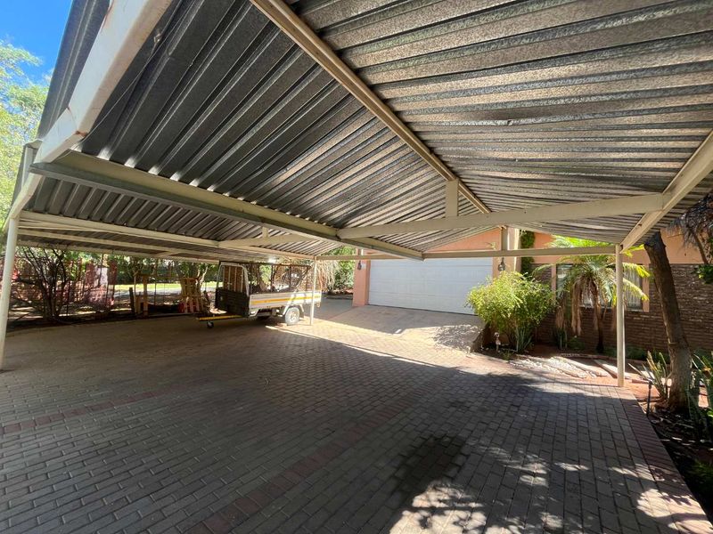 Elegant Double-Storey Family Home in a Prestigious Neighbourhood - Photo 10