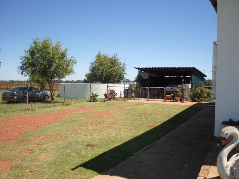 Feast your eyes on this neat and spacious farmhouse featuring modern interior finishes throughout - Photo 5