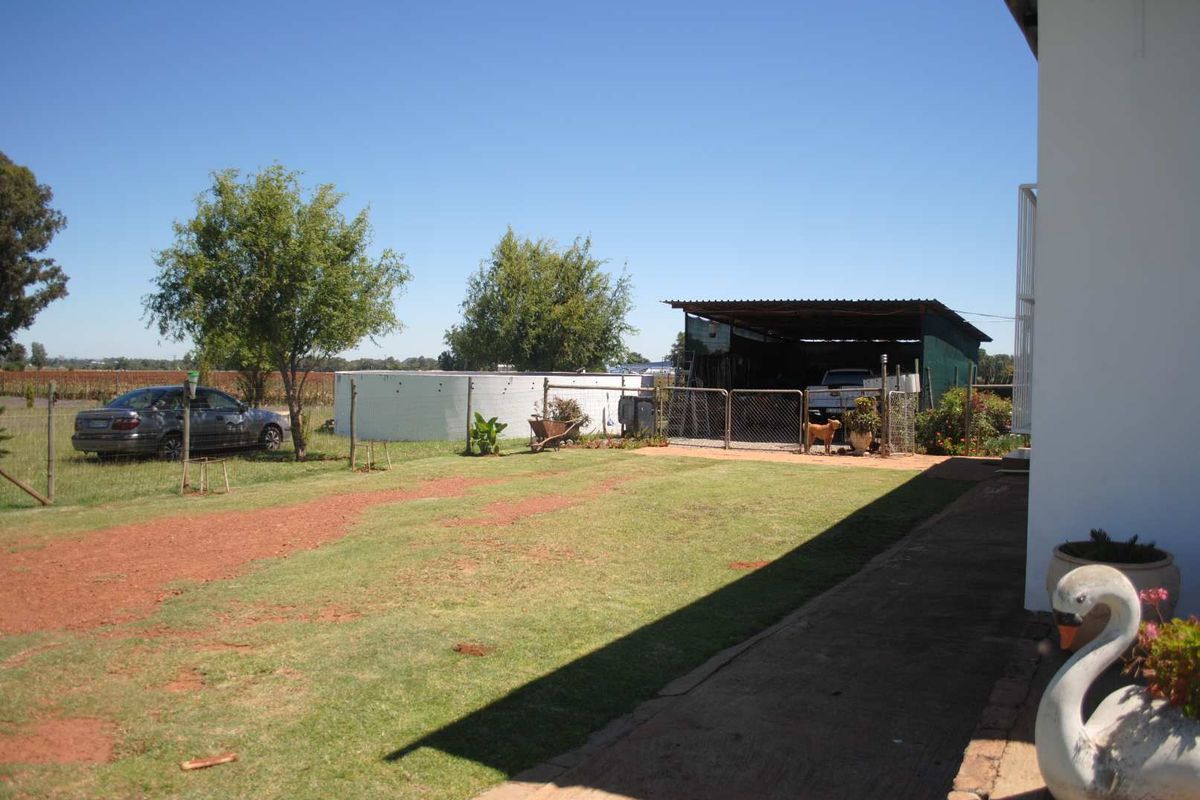 Feast your eyes on this neat and spacious farmhouse featuring modern interior finishes throughout - Photo 5