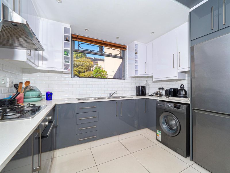 Modern 2-Bedroom Ground-Floor Apartment with Private Courtyard - Photo 5